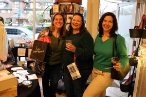 HowImpressiveShopping May 2025 A30A0425 300x200